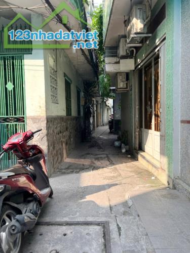 Nhà 4 tầng 3 mặt hẻm thông đường Nguyễn Tri Phương P9Q10. 4.6 tỷ - 4