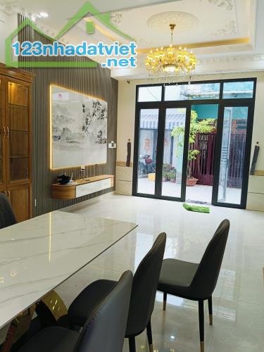 NHÀ MỚI LÊ VĂN KHƯƠNG QUẬN 12- 102M2, NGANG 8M,3 TẦNG HẺM XE TẢI CHỈ NHỈNH 6 TỶ XÍU