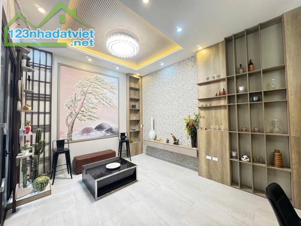 BÁN GẤP Nhà Phố Nguyễn Văn Cừ 54m2 5 Tầng , Ô Tô Đỗ Cửa, Full Nội Thất Chỉ 12 Tỷ - 1