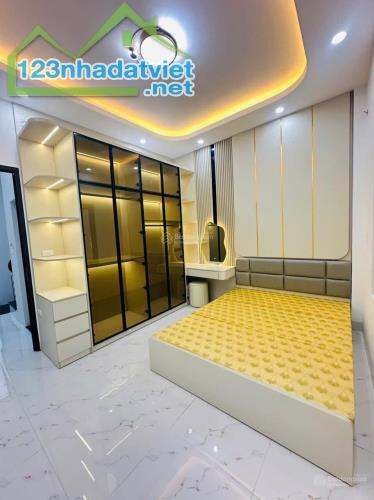 CỰC PHẨM KIM GIANG 40M2X 4,5 TẦNG. CỰC ĐẸP, Ô TÔ ĐỖ TẬN CỬA , GIÁ NHỈNH 6 TỶ