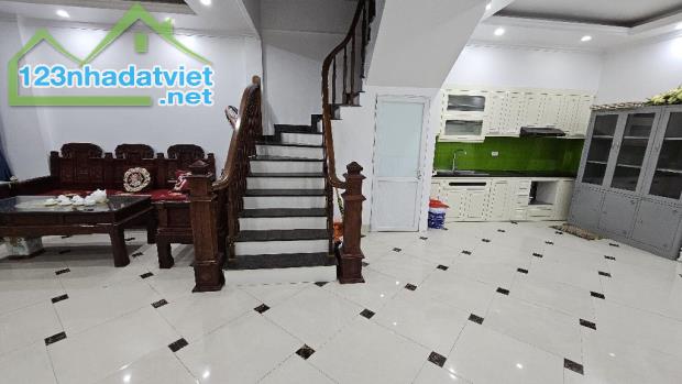 DV Văn La, Phú La, Hà Đông - 50m2 - 5 tầng - gara 2 ô tô - vỉa hè rộng - nhỉnh 13 tỷ - 3