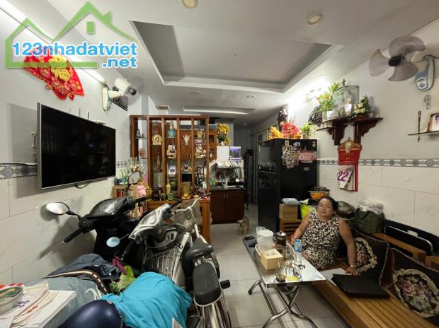 Top nhà vị trí đẹp 3.2 x 7.5m 1 trệt 4 lầu Lý Chính Thắng 3 TP.HCM