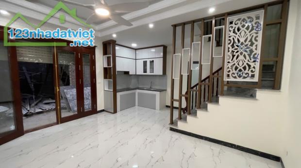 Phố Đông Thiên 35m2 5 tầng mới tinh 10m Oto đỗ .Giá 4,98 tỷ - 2
