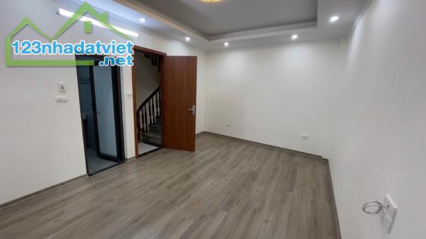 Phố Đông Thiên 35m2 5 tầng mới tinh 10m Oto đỗ .Giá 4,98 tỷ - 1
