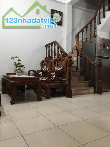 Cho thuê nhà riêng ngõ 88 Trần Quý Cáp, Đống Đa 28m x 4T giá 9tr, full dồ, ô tô đỗ cổng - 1