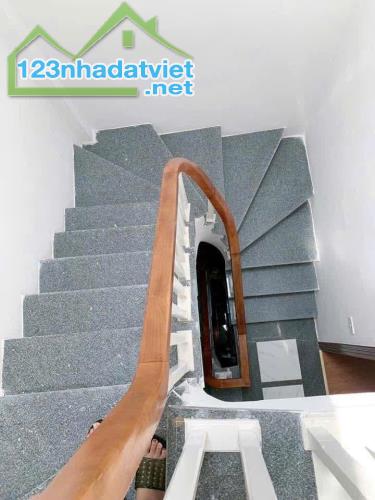 Cho thuê nhà mới đẹp, full đồ ở đường Hoàng Mai 30m x 5T giá 12tr, cách mặt đường 5m - 3