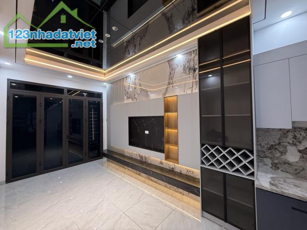 Bán nhà Thịnh Quang ngõ to nông , nhà thiết kế  mới đẹp 2 thoáng 30m giá 7.5 tỷ .