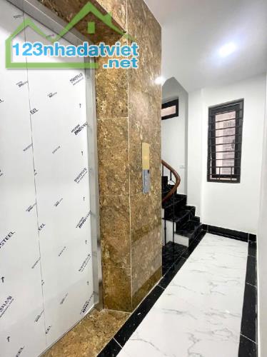 Bán nhà Hoàng Quốc Việt,34m2,6T,Lô góc, nhà mới, thang máy, ngõ thông, oto 10m 7tỷ95