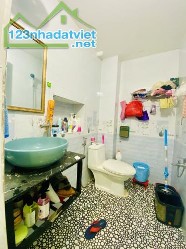 KHÓ TIN QUÁ, Nhà Mặt tiền, 36m2, 2 lầu mới 2PN, 2.6 tỷ TL 0964364745 - 2