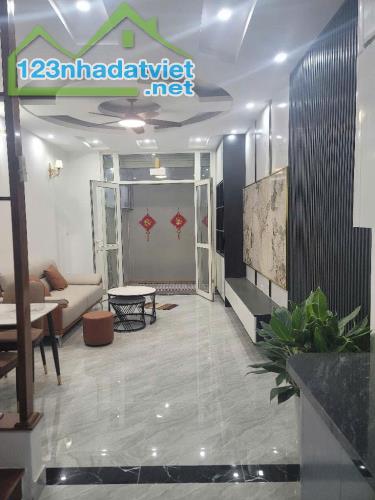 CC nhờ bán nhà ngõ 179 phố Vĩnh Hưng, q. Hoàng Mai. 37m × 5T. SĐCC nở hậu. Giá chỉ 4 tỷ 88