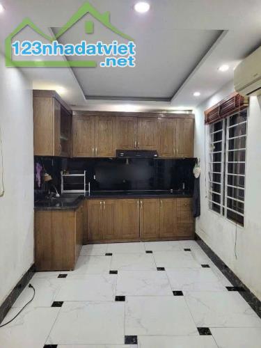 Cho thuê nhà nguyên căn ngõ Giáp Bát, 5 tầng, 30m2, 3 ngủ, 12 Triệu - 1