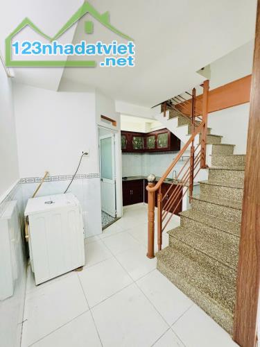 Bán nhà riêng 32m2 2 tầng Bùi Minh Trực phường 5 quận 8 chỉ nhỉnh 3 tỷ - 4