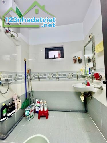 Bán nhà 5 tầng lô góc phố Hồ Tùng Mậu, Ngõ nông, Gần mặt phố, 3 thoáng, Tặng full nội thất