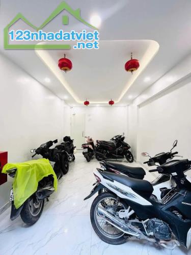 Bán toà CCMN Thịnh Quang . Đống Đa DT51m x 5T. Mặt tiền  3.8m.