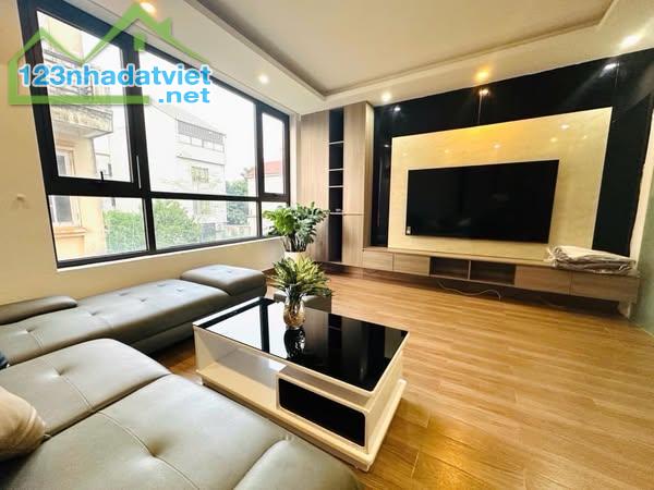 Bán nhà hướng ĐN - Lạc Long Quân - 75m2 x 7T Thang máy - 10m ra Phố - Oto đỗ cửa - 1