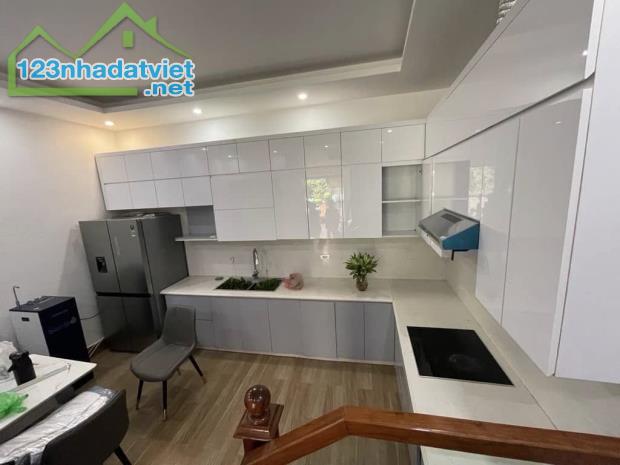 Bán nhà hướng ĐN - Lạc Long Quân - 75m2 x 7T Thang máy - 10m ra Phố - Oto đỗ cửa - 2