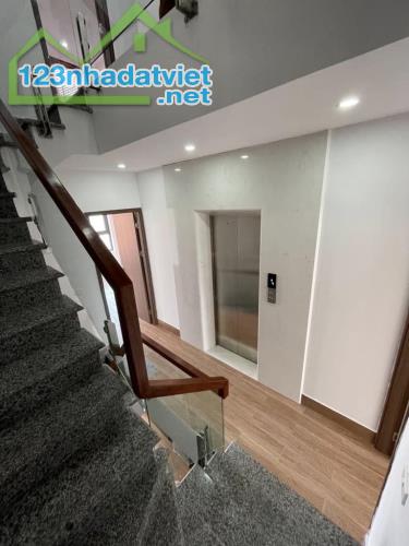Bán nhà hướng ĐN - Lạc Long Quân - 75m2 x 7T Thang máy - 10m ra Phố - Oto đỗ cửa - 3