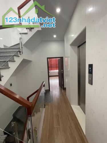 Bán nhà hướng ĐN - Lạc Long Quân - 75m2 x 7T Thang máy - 10m ra Phố - Oto đỗ cửa - 4