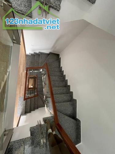 Bán nhà hướng ĐN - Lạc Long Quân - 75m2 x 7T Thang máy - 10m ra Phố - Oto đỗ cửa - 5