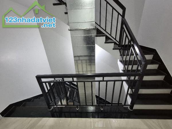 Bán tòa CHDV dòng tiền 3 tỷ 1 năm - Xuân La - 250m2 x 9T - Tầng hầm thang máy - 15m ra Phố - 2