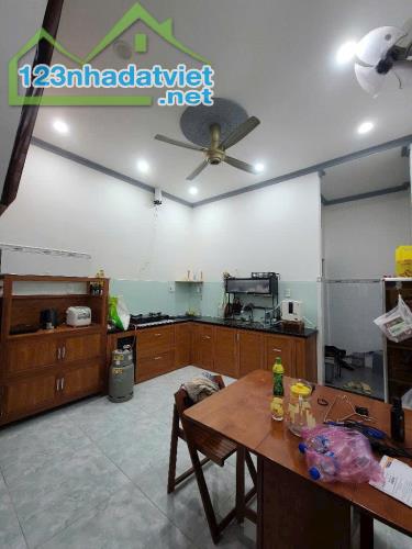 NHÀ BÁN QUANG TRUNG GV - GẦN CHỢ ĐÊM HẠNH THÔNG TÂY & CV LÀNG HOA - HXH VÀO NHÀ - DT 60M² - 2