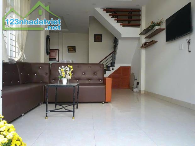 bán nhà q12 tphcm ,1 trệt 3 lầu. 6x11 hẻm xe tải 6m