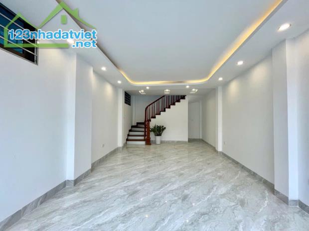 5.5 tỷ chủ đã nhận nhà mới giảm 300 triệu 38m ô tô ngủ trong nhà trước nhà ô tô tránh nhau