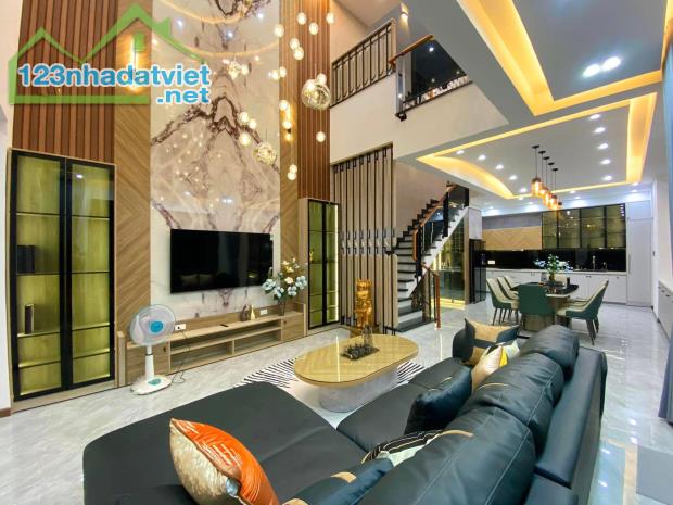 Âu Cơ, Tứ Liên, Gần Hồ Gần Phố, 45m2 mặt tiền 4,5m. Giá chỉ 6.2 tỷ.