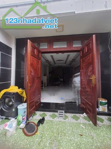 BÁN GẤP NHÀ LÊ VĂN KHƯƠNG QUẬN 12-70M2, 3TẦNG NGANG 5M, XE HƠI VÀO NHÀ CHỈ 5 TỶ 500
