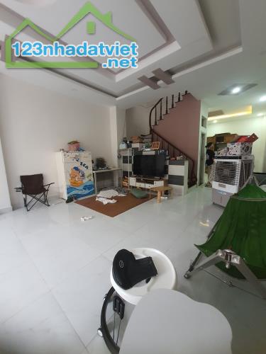 BÁN GẤP NHÀ LÊ VĂN KHƯƠNG QUẬN 12-70M2, 3TẦNG NGANG 5M, XE HƠI VÀO NHÀ CHỈ 5 TỶ 500 - 2