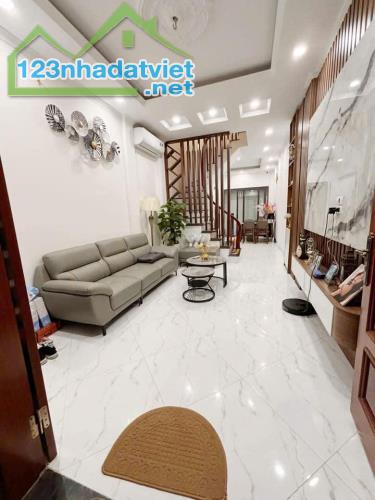 Bán Nhà Minh Khai, 2 Thoáng, Full Nội Thất, 41m2, 5 Tầng, Còn 7.58 Tỷ.