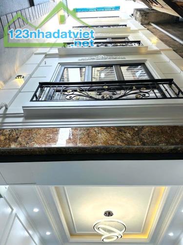 Tòa nhà dịch vụ tại Đông Ngạc, 8,5 tỷ, 43m2, 11PN, 7 tầng, thang máy, dòng tiền cực tốt.