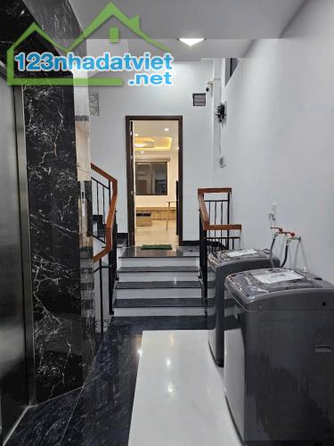 Nhỉnh 30 tỷ có CHDV 7 lầu T.máy hẻm 8m QL 13 150m2 ngang 5.5m 17PN thu nhập 120tr. - 2