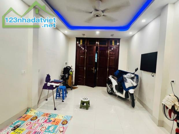 Bán nhà sát Tây Sơn, quận Đống Đa, 30m2x4T, ngõ thông, 10m ô tô tránh, hơn 6 tỷ CTL