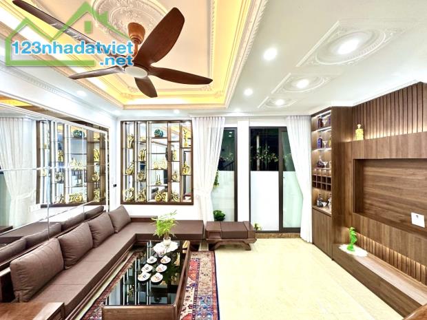 Nhà đẹp Cầu Giấy 6 tầng, mt 4m kd, ô tô, 2 thoáng, full nội thất, sổ vuông đẹp 7 tỷ hơn.