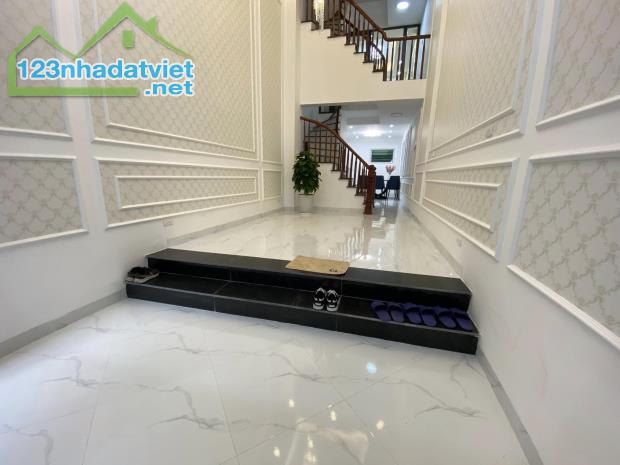 Kim Ngưu 50 m2, 5 tầng ở luôn, ngõ to, thông suốt, gần ô tô.