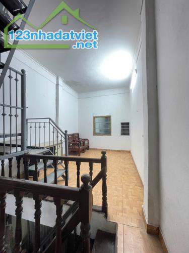 Cho thuê nhà riêng làm VP, ở 4 người Phố Minh Khai 2.5 tầng x 35m2, 2 ngủ, 2 vệ sinh, 8.5 - 3