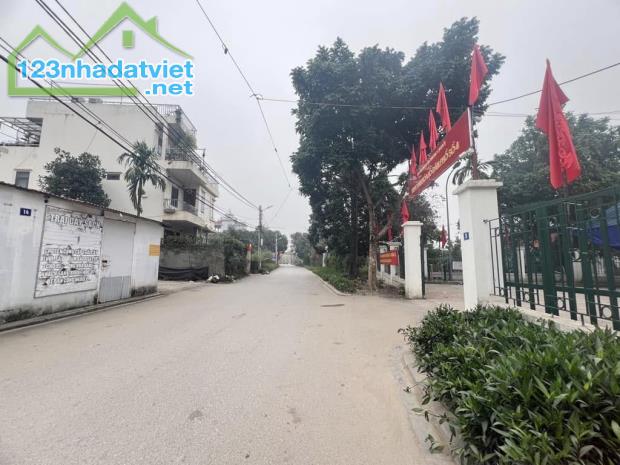 Hiếm Cự Khối 63m - ngõ thông - oto vào đất - Giá 3,65tỷ