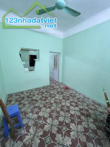 Cho thuê nhà Đê La Thành nhỏ 36m2, 2 tầng, 2 ngủ, 2 wc, 8 Triệu/ tháng