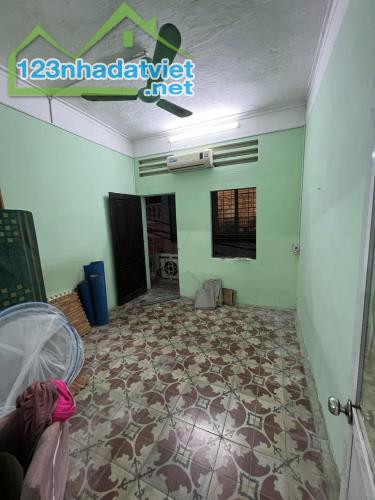 Cho thuê nhà Đê La Thành nhỏ 36m2, 2 tầng, 2 ngủ, 2 wc, 8 Triệu/ tháng - 1