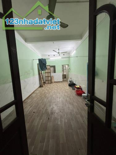 Cho thuê nhà Đê La Thành nhỏ 36m2, 2 tầng, 2 ngủ, 2 wc, 8 Triệu/ tháng - 3