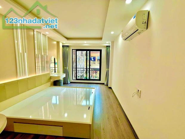 Bán nhà ngõ 44 Trần Thái Tông, Cầu Giấy, 28m2, 5 tầng, sân rộng, ô tô 40m, 5.9 tỷ