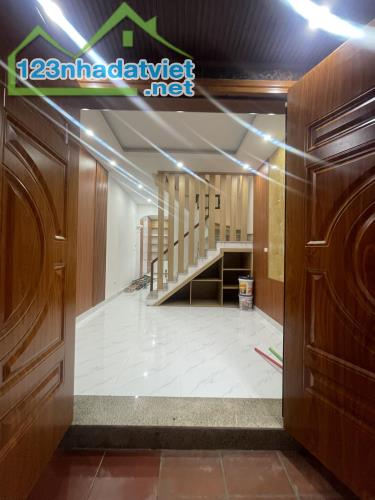 Bán nhà ngõ 44 Trần Thái Tông, Cầu Giấy, 28m2, 5 tầng, sân rộng, ô tô 40m, 5.9 tỷ - 1