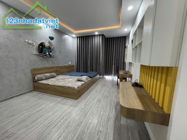 Cần Bán Gấp HXT Dương Quảng Hàm  P5  5,7m x 23m , 4 Lầu ,Giá  14,2 tỷ Thương Lượng Mạnh.