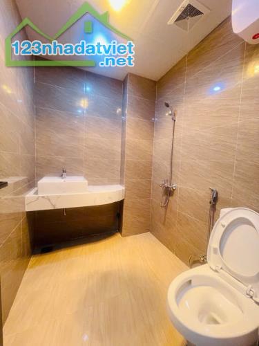 BÁN NHÀ RIÊNG CẦU GIẤY DT 37M2 - 6 TẦNG - THANG MÁY -OTO ĐỖI CỔNG