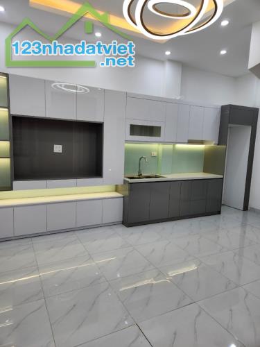 Bán nhà cạnh chợ Đại Tự, Hoài Đức. 5 tầng nội thất 100%, ở NGAY. Sổ 999 năm sẵn giao dịch.