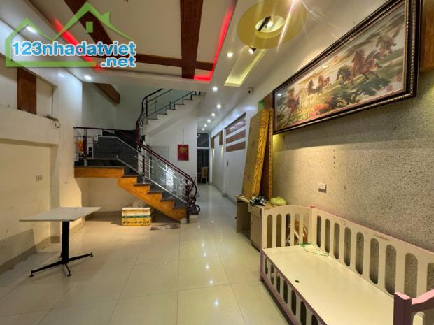 84mx3 tầng độc lập có gara đường chợ Đoàn Kết Chợ Lũng. Giá Rẻ - 3