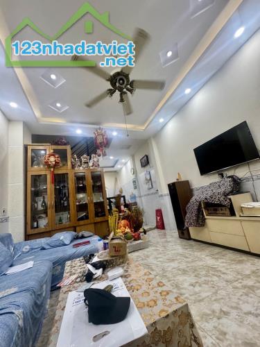 Nhà bán Lưu Hữu Phước. Phường 15 . Quận 8 . DT 4mx11,4m x 3Lầu DTSD 126m2 . BTCT kiên cố.