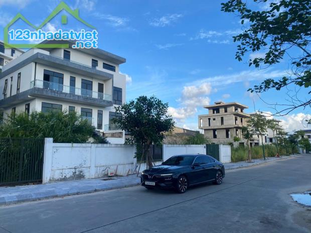 Biệt thự 4 tầng công năng sử dụng 1000m2 giữa trung tâm Bãi Cháy - Hạ Long - 1