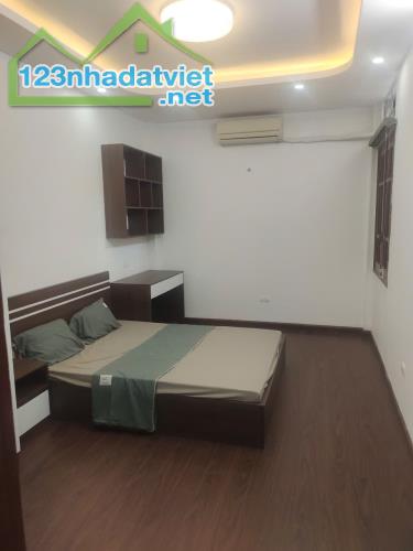 Chính chủ bán nhà siêu hiếm, ngõ Phố Thịnh Quang, Đống Đa: DT 30m2 , 5 tầng,  3,9m. 4,73 - 2